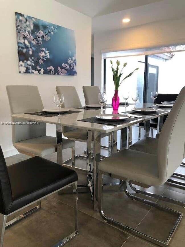 Photo - 534 NE 195th St