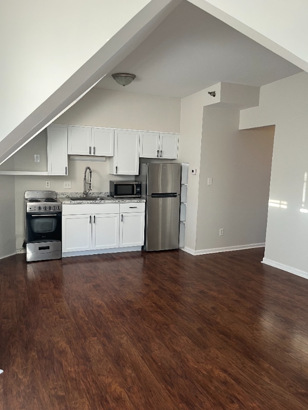 Building Photo - 241 E 9th St Rental