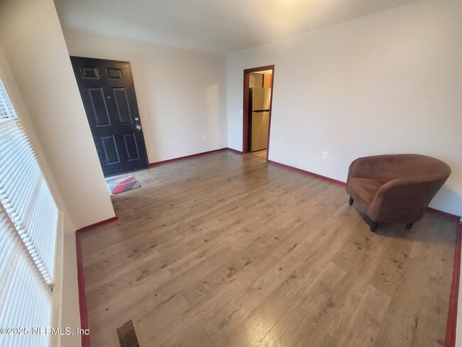 Photo - 1568 Hatley St W