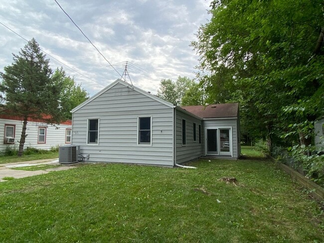 Renovated 3 bedroom/1bath ranch style home - Renovated 3 bedroom/1bath ranch style home