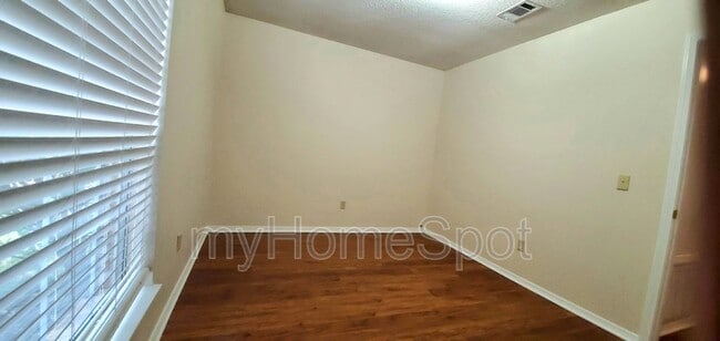 Photo - 425 Pine Crescent Way