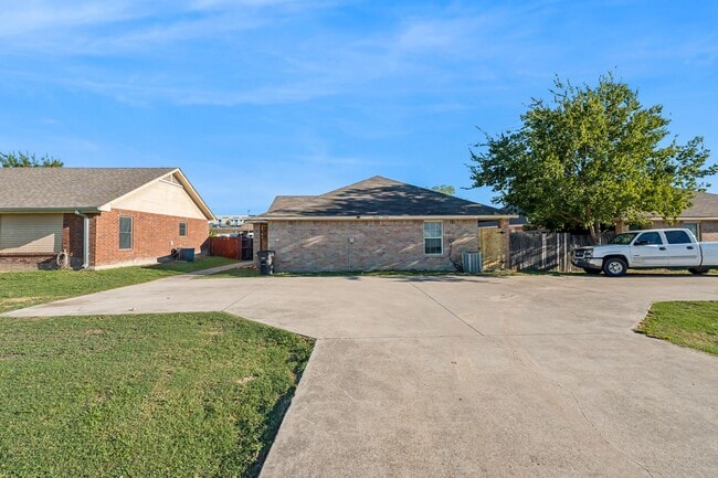 Photo - Spacious 4-Bedroom Home with Private Fenced Yard in Fort Worth