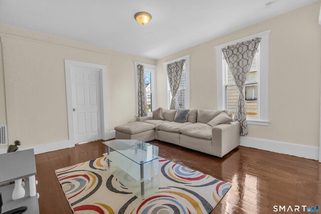 Building Photo - 766 George St