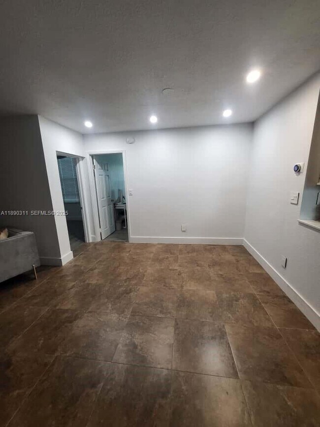 Building Photo - 1236 N Hiatus Rd Unit 1236