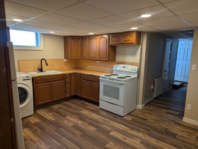 Cocina con encimeras nuevas de madera de abedul y buena luz natural. - 906 Bethel St Unidad 2 BR Garden Level Suite