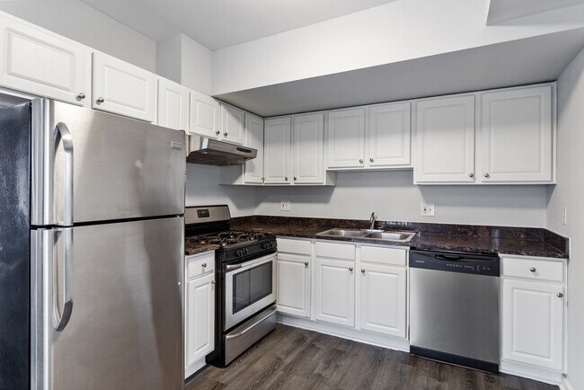 Photo - 2451 W Howard St