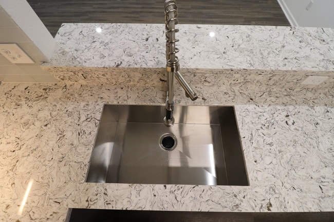 Photo - 6950 Paris St