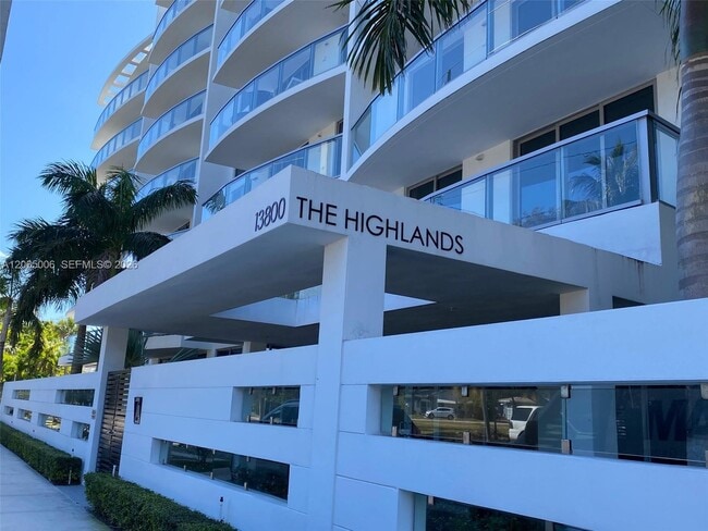Building Photo - 13800 Highland Dr Unit PH3