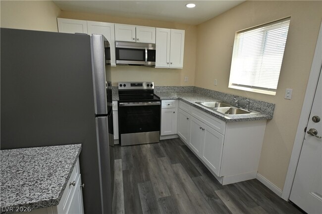 Building Photo - 2830 Cedar St Unit 2