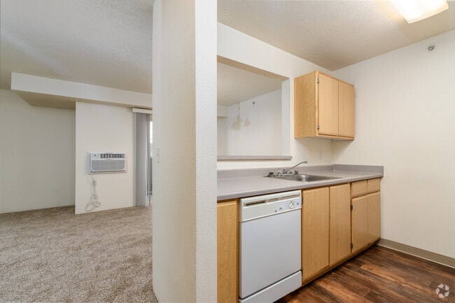 2BR, 2BA - 1075SF