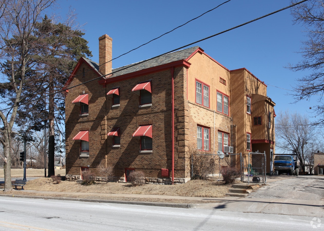 Photo - 4201 E Linwood Blvd Apartments