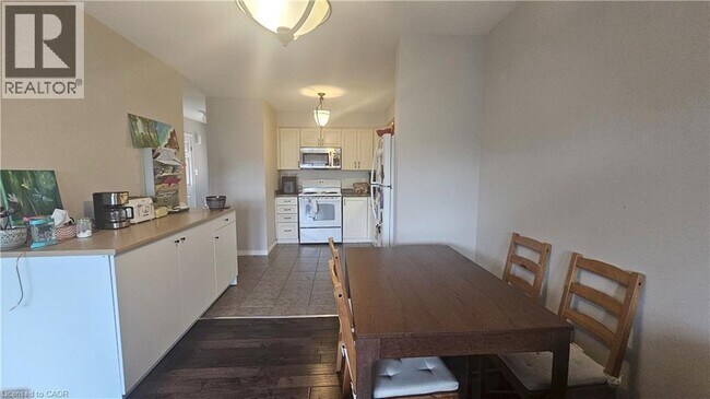 Photo - 216 Featherstone Crescent