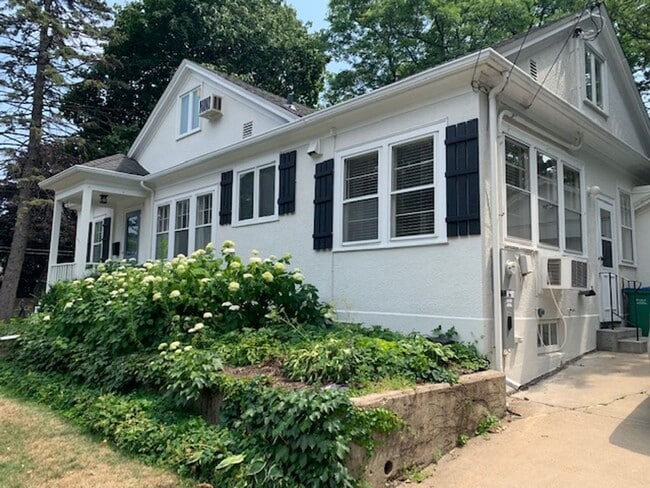 Building Photo - Very spacious *4Bed*2Bath single family home 2400 SqFt.