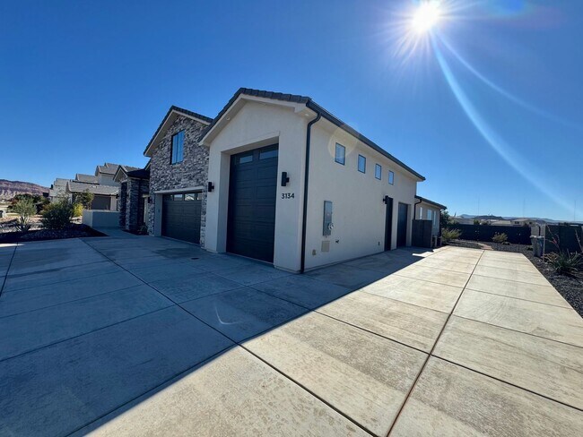 Photo - Beautiful Modern 5 Bedroom Furnished Home!!