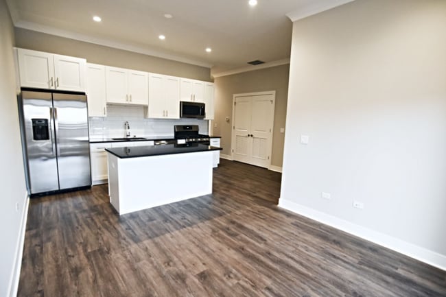 Photo - 947 W Irving Park Rd