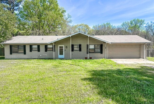 Building Photo - 3 Bedroom 2 Bathroom House in Genoa School District!