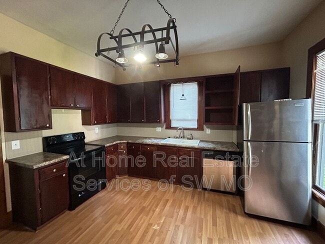 Building Photo - 818 W Monroe Terrace