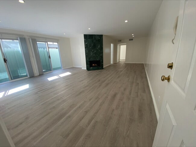 Large Remodeled 2x2 Unit with Huge Patio - Large Remodeled 2x2 Unit with Huge Patio