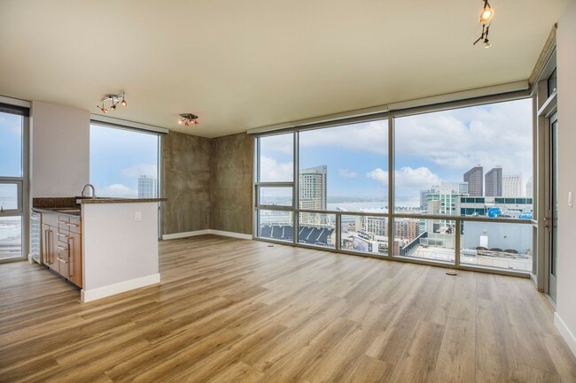 Building Photo - S/W Facing Icon Penthouse with Spectular Ballpark, Bay, and Ocean Views