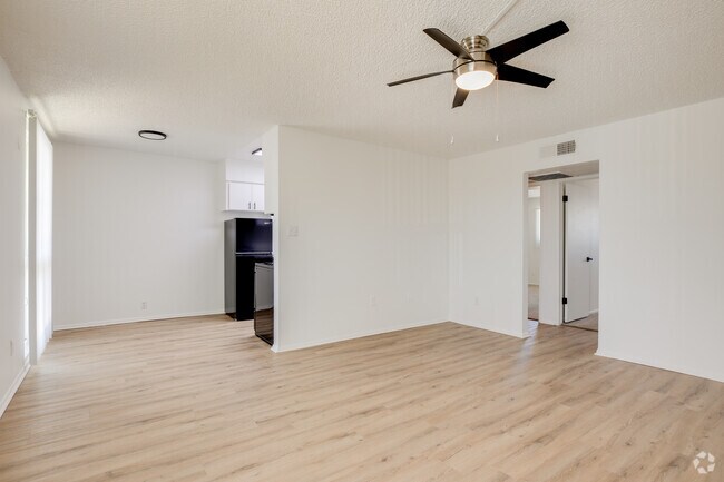 2BR, 1BA - 750SF