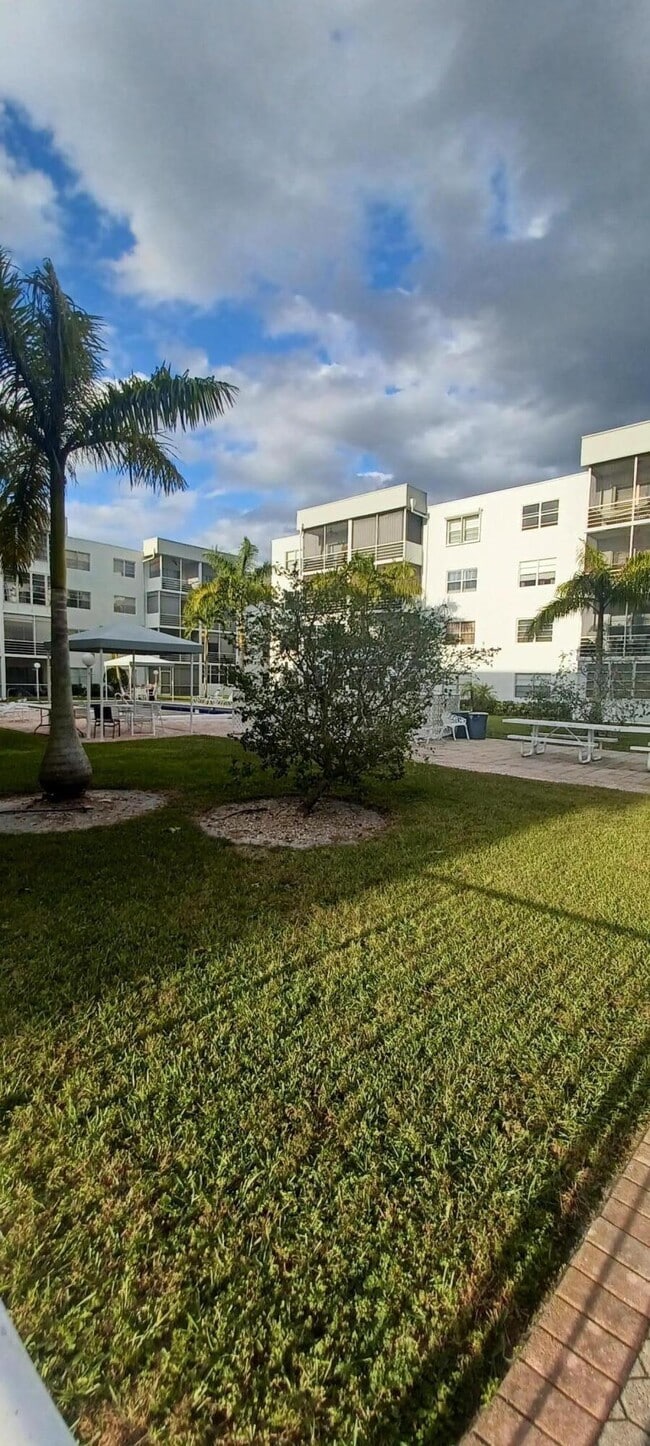 Building Photo - 2998 Sunrise Lakes Dr E Unit 121