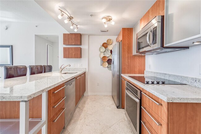 Photo - 185 SW 7th St Unidad 2002