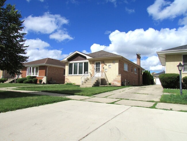 Building Photo - 4620 N Overhill Ave