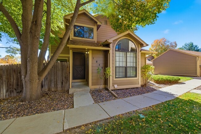 Building Photo - Deer Pointe Village Townhome Feautures 2 P...