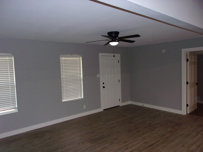 Living - 2004 E Rosebud Ave