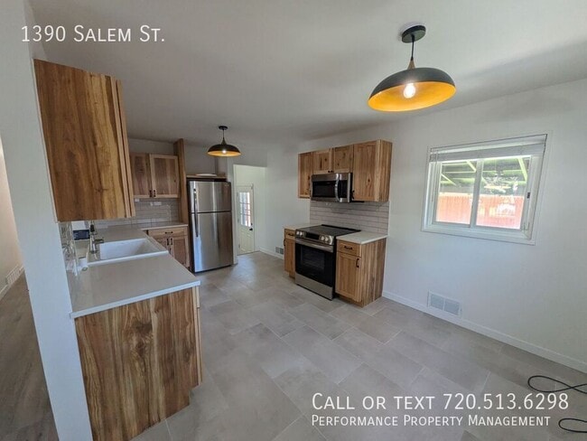 Photo - 1390 Salem St
