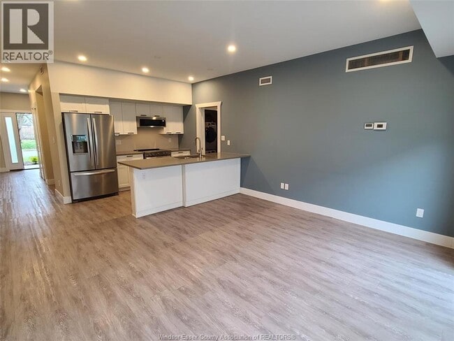 Photo - 550 Sandison St