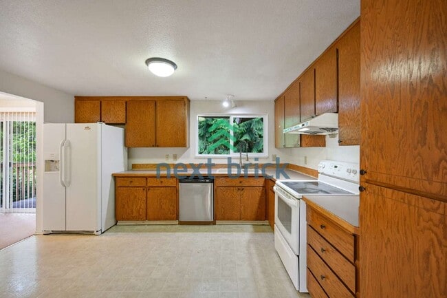 Spacious 4-Bedroom Retreat with 3 Full Baths in the Heart of Redmond – 2,490 Sq Ft of Comfort!