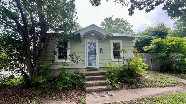 Building Photo - 515 E Live Oak St
