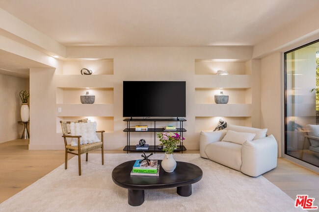 Building Photo - 818 N Doheny Dr Unit 205