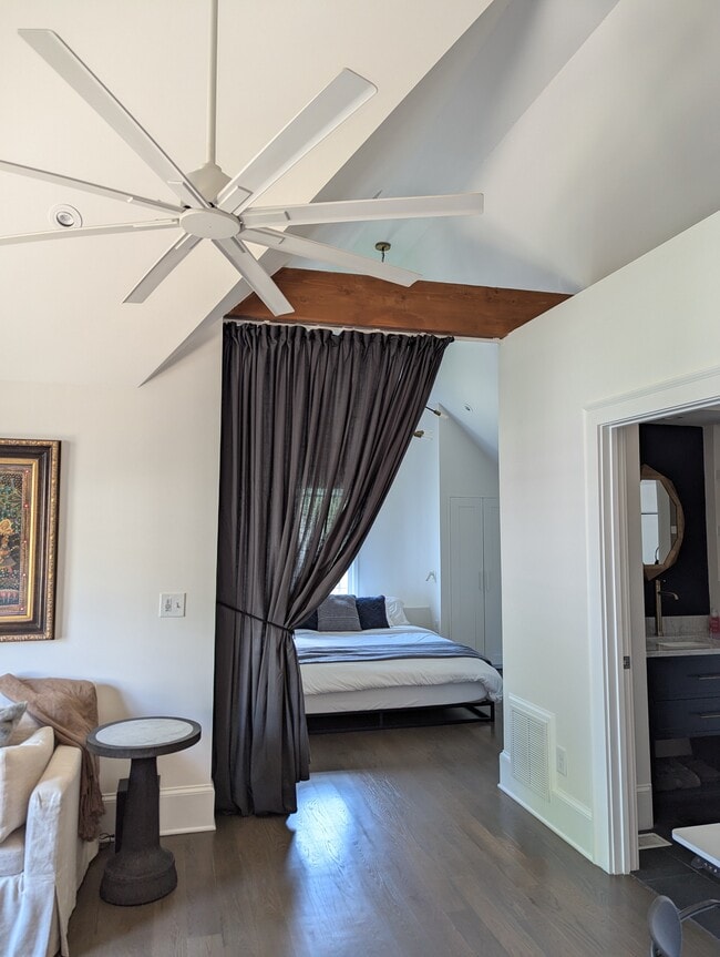 Airy, vaulted ceilings - 830 Myrtle St NE Unit B