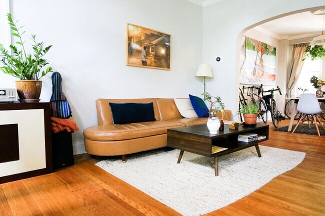Fabulous 3BD/1BA/2HBA Townhome in Baltimore