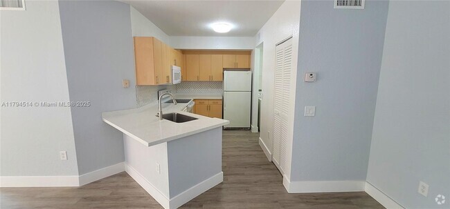 Building Photo - 704 Belmont Ln Unit 704 Rental