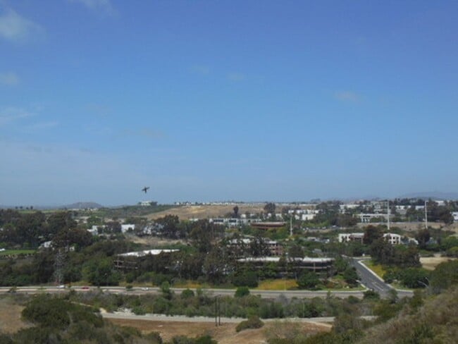Building Photo - 5BD 2.5BA House in Carlsbad