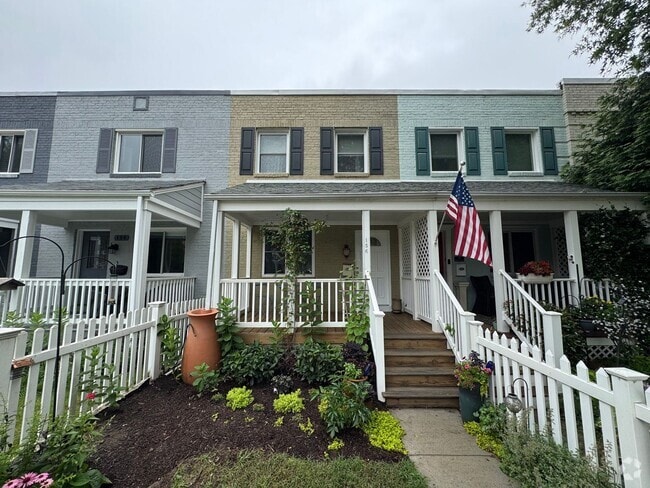 Building Photo - Charming 2 Bed 1 Bath Interior Townhome Wi...