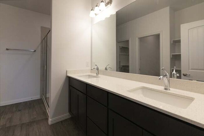 Photo - 3207 Anna St