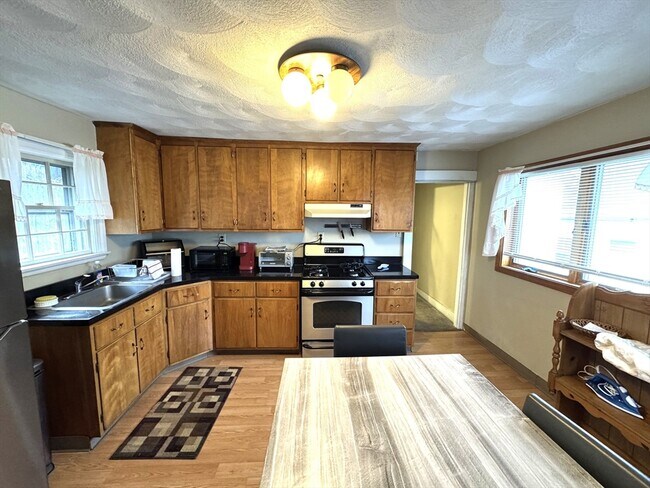 Building Photo - 30 Thorpe St Unit 2