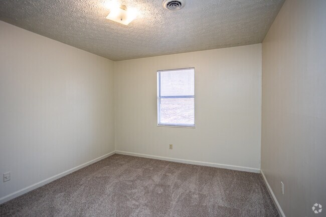 2 BR, 1 BA - 820SF