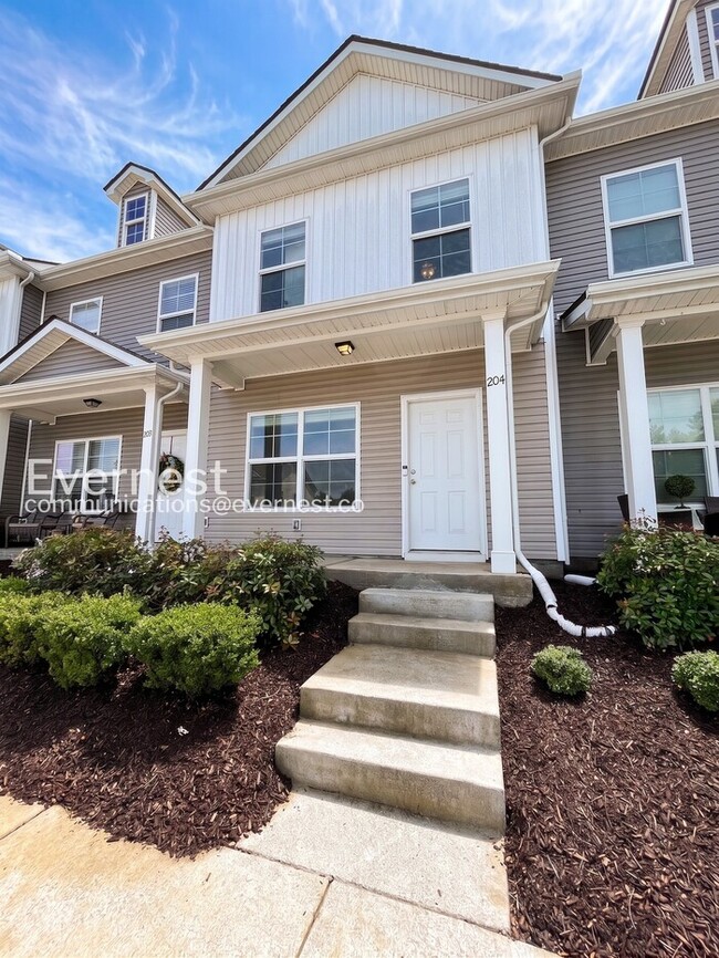 Building Photo - 2-Bed/3-Bath Townhouse with Modern Amenities/ Pet-Friendly /Available Now!