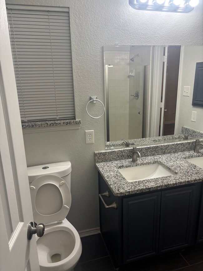 Building Photo - 213 Larkspur Dr