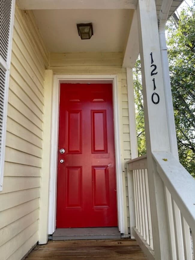 Building Photo - Great Access to Surrounding Towns!!