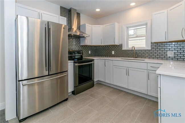 Photo - 1824 Joffre Ave House