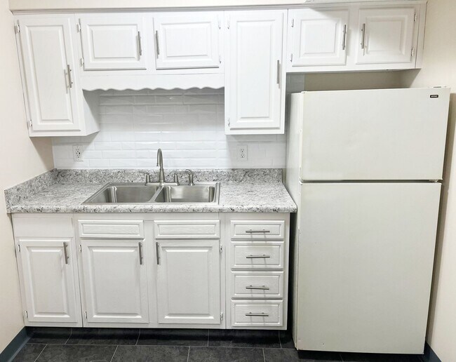 Photo - Castle Court Apartments - Midtown