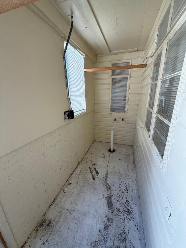 Photo - 1 Bed 1 Bath Duplex For Lease!