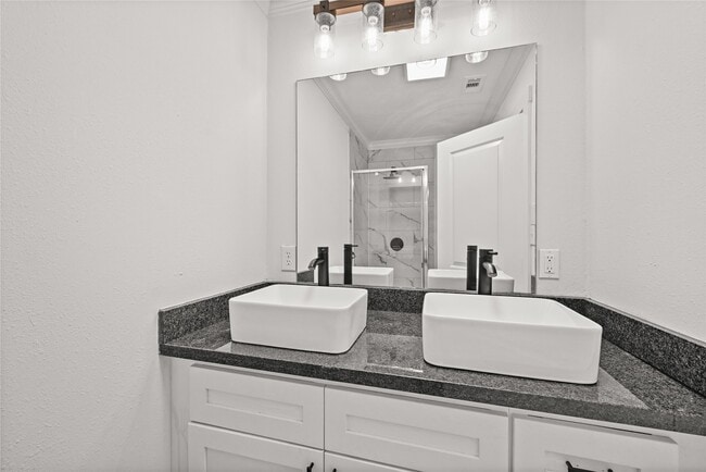 Photo - 205 Raymond St