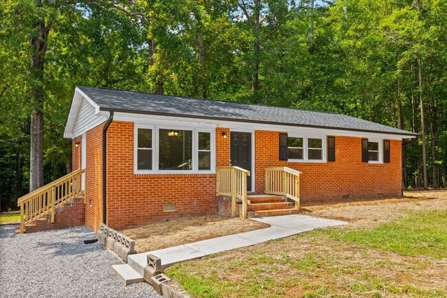Building Photo - Minutes to Downtown Fort Mill - Renovated ... Rental